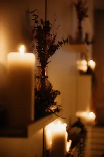 Wanddeko mit Kerzen und Trockenblumen