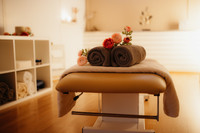 Massageliege in Massagepraxis dekoriert